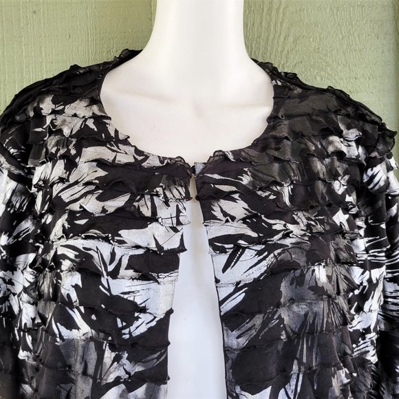 CHICO'S Travelers Black White Tiered Ruffle Open Front Jacket Sz 3 or XL 16 - Picture 3 of 6